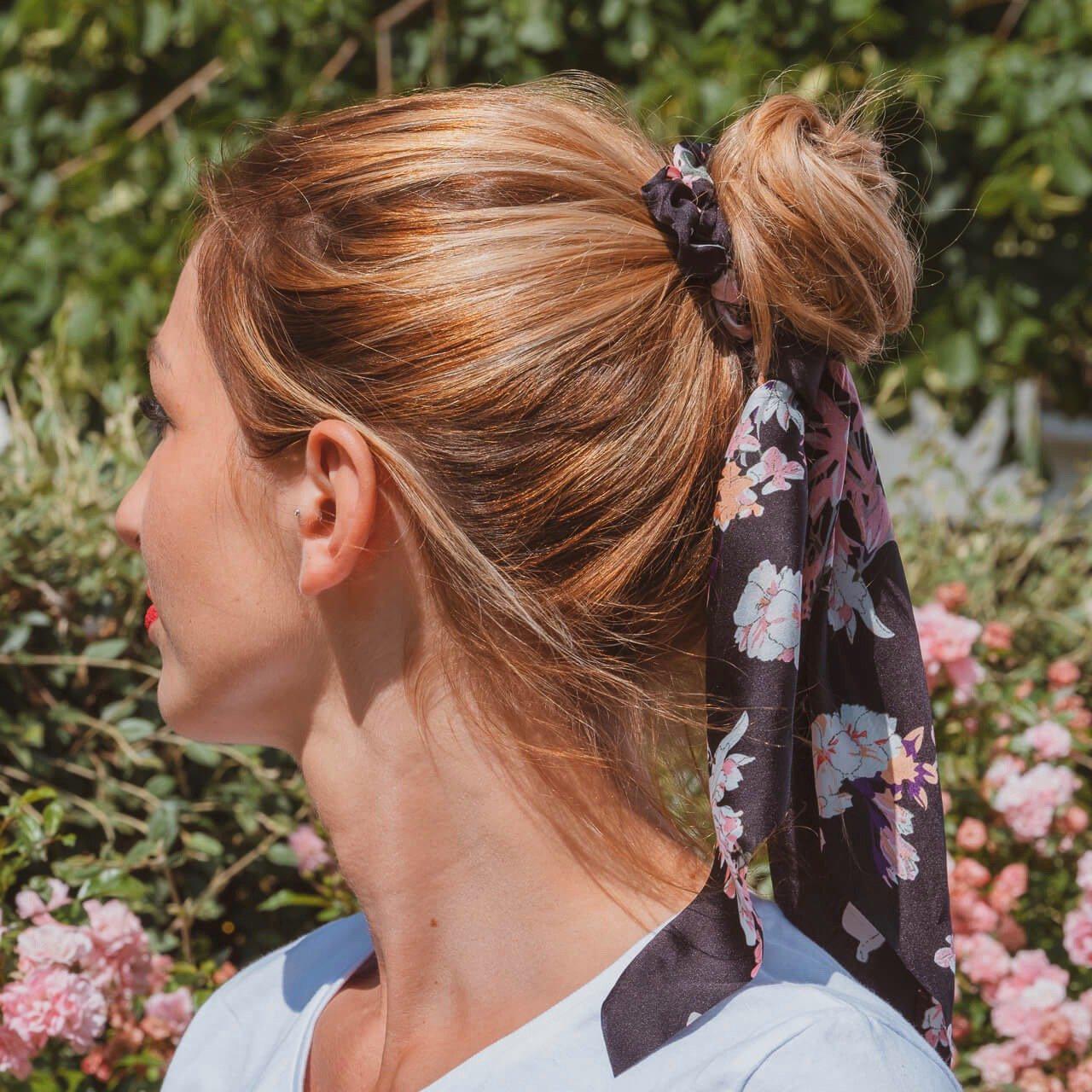 foulard noir à fleurs