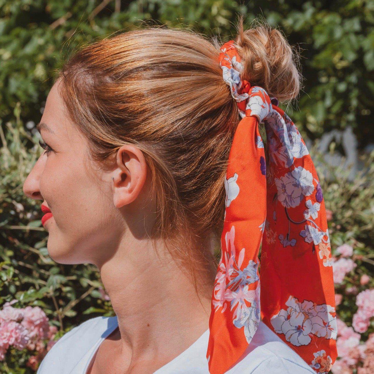 foulard rouge fleuri