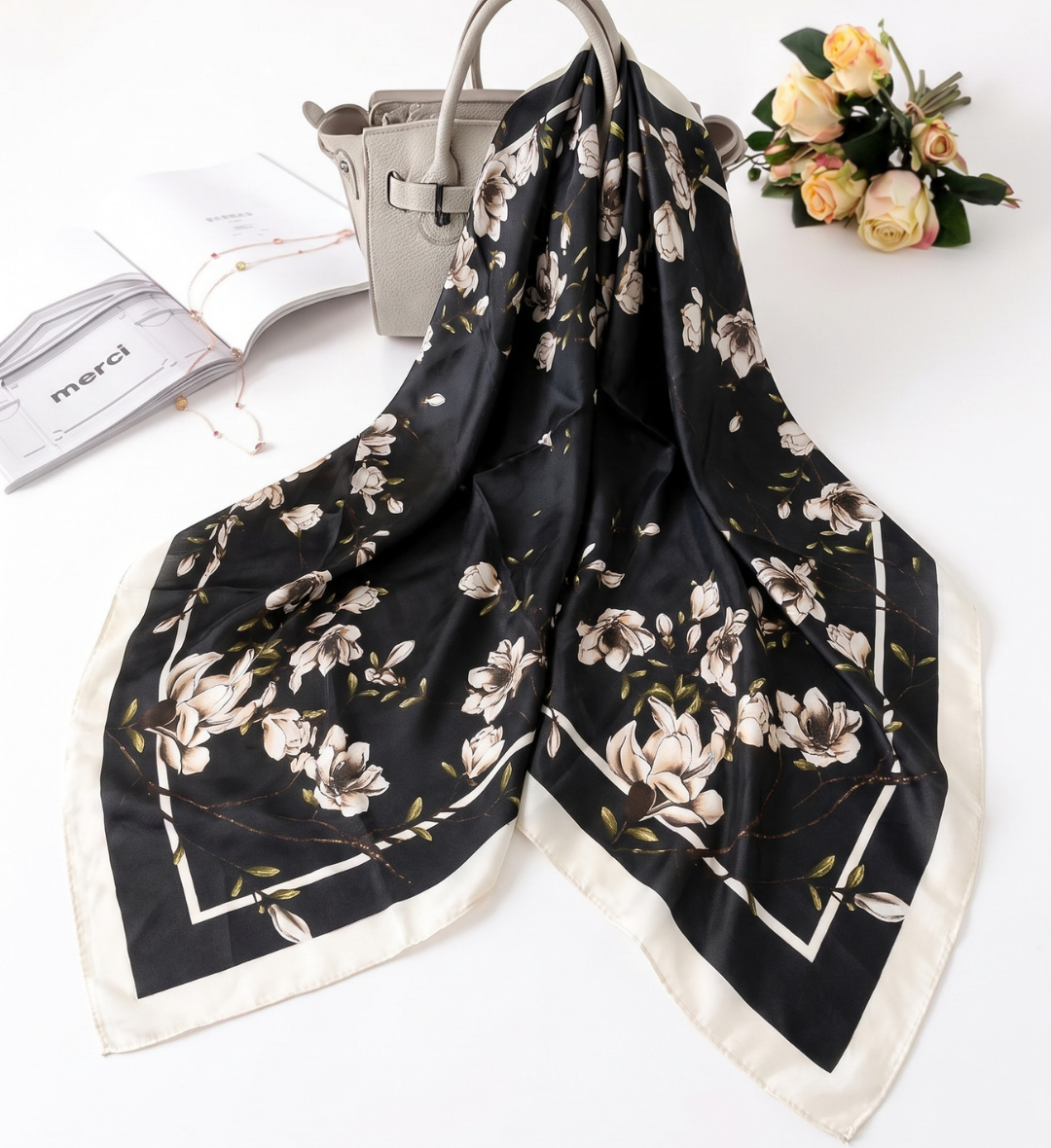 Foulard carré floral effet soie Magnolia Nocturne 90 x 90 cm