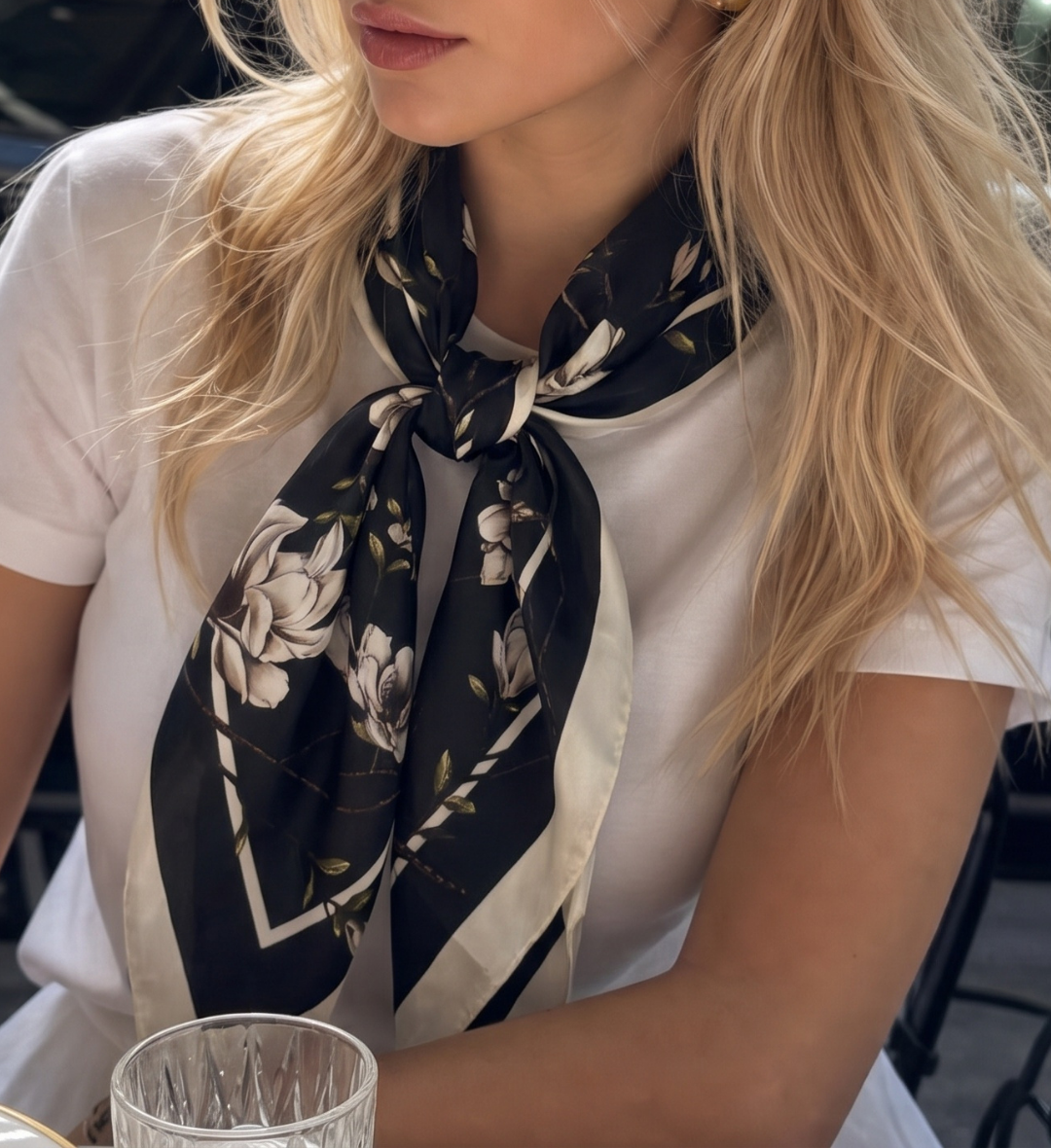 Foulard carré floral effet soie Magnolia Nocturne 90 x 90 cm