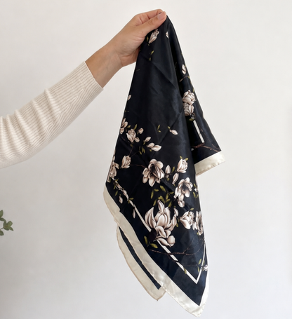 Foulard carré floral effet soie Magnolia Nocturne 90 x 90 cm