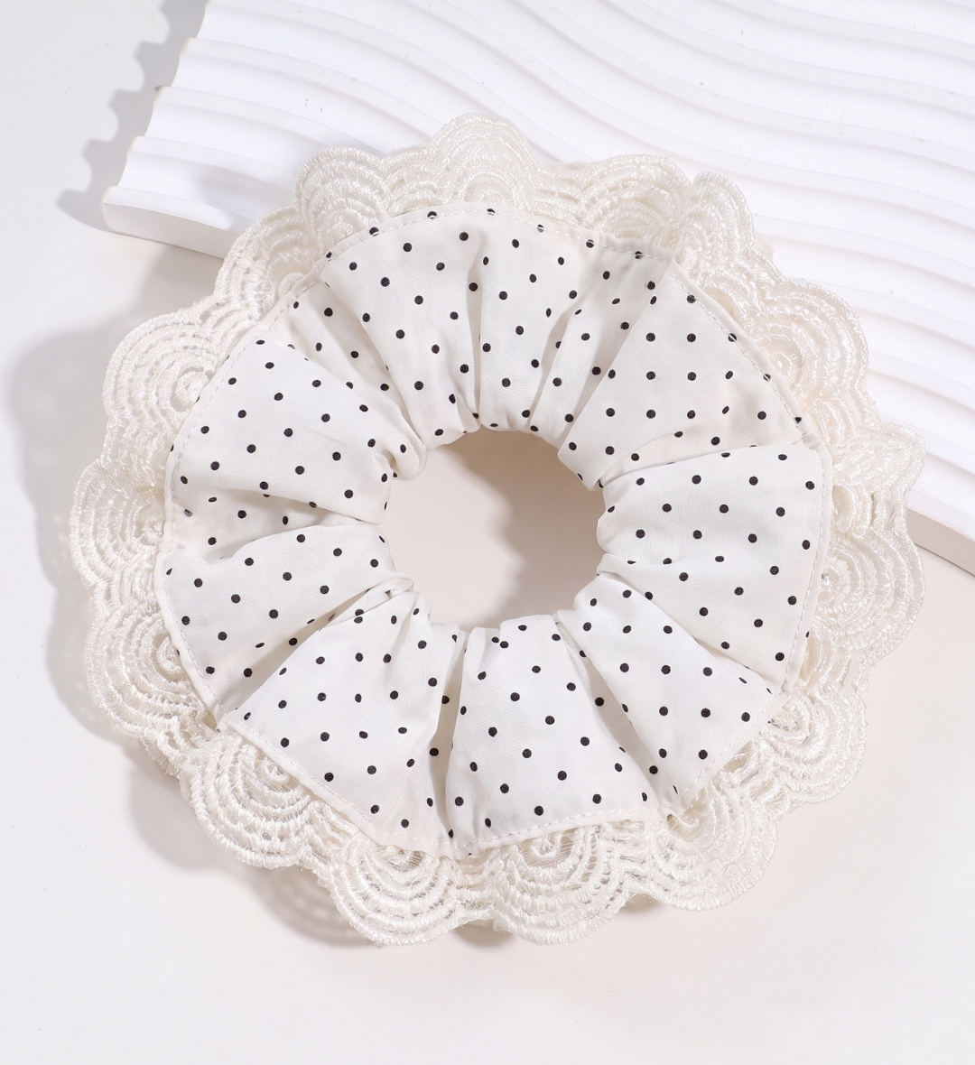 Chouchou XXL Blanc en Tissu Doux à Dentelle et Pois