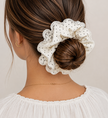 Chouchou XXL Blanc en Tissu Doux à Dentelle et Pois