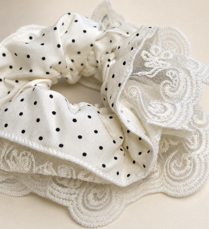 Chouchou XXL Blanc en Tissu Doux à Dentelle et Pois