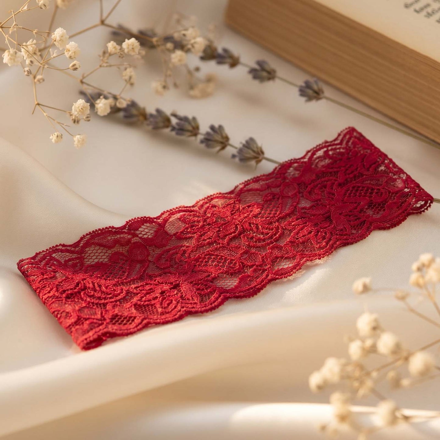 Bandeau Large Rouge Voile de Fleurs Dentelle Festonnée