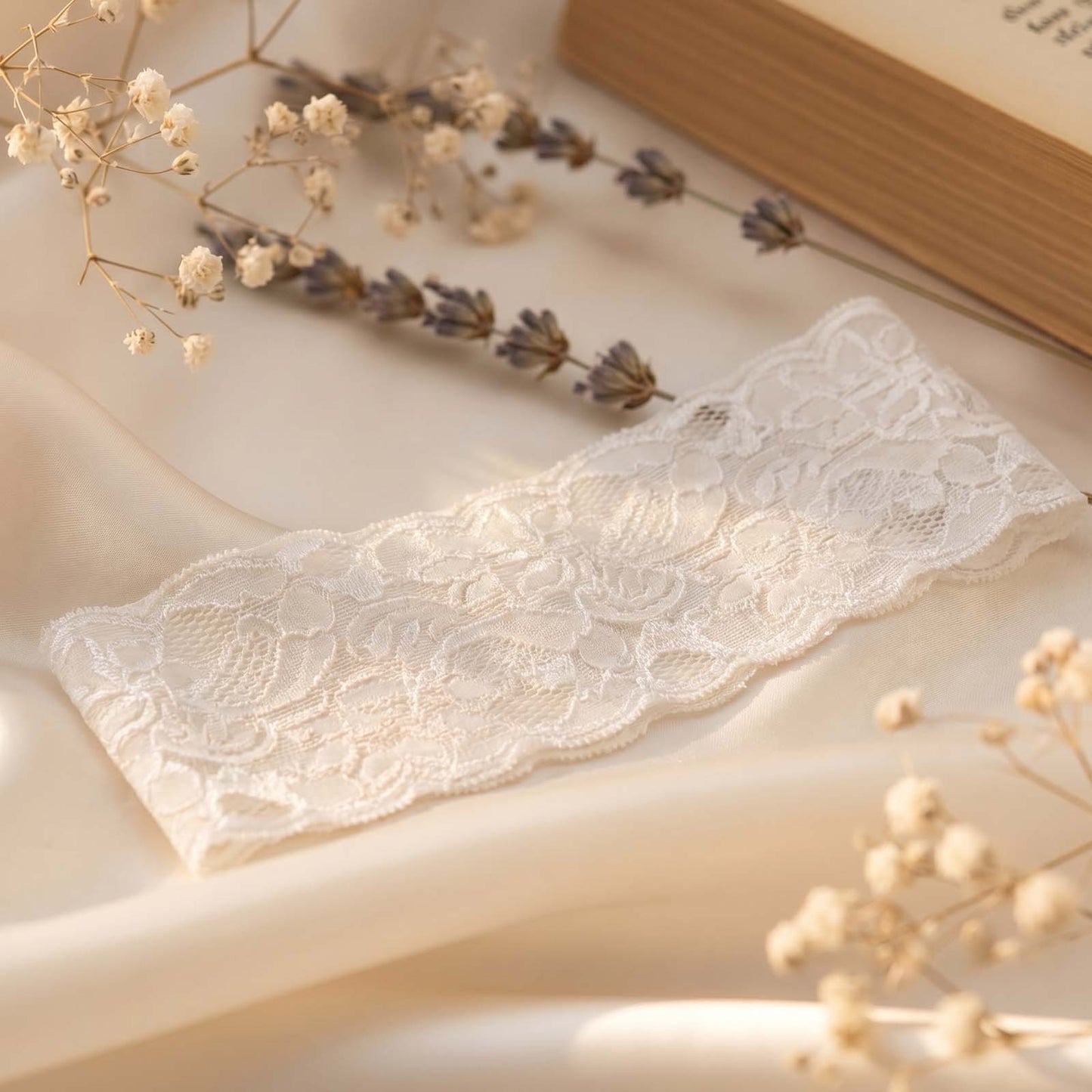 Bandeau Large Blanc Voile de Fleurs Dentelle Festonnée