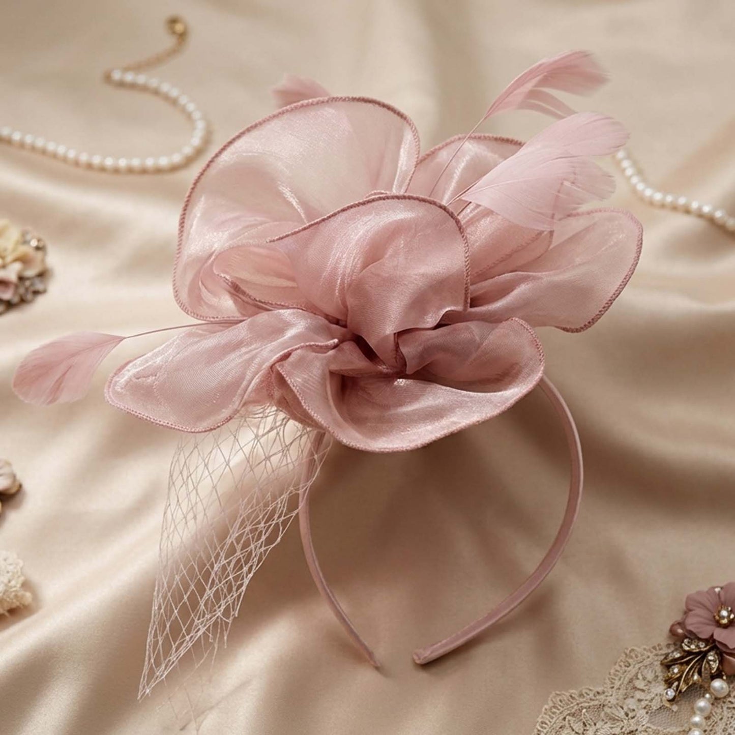 Chapeau Bibi Fleur Sublime à Plumes Délicate et Voile Subtil Rose Gold