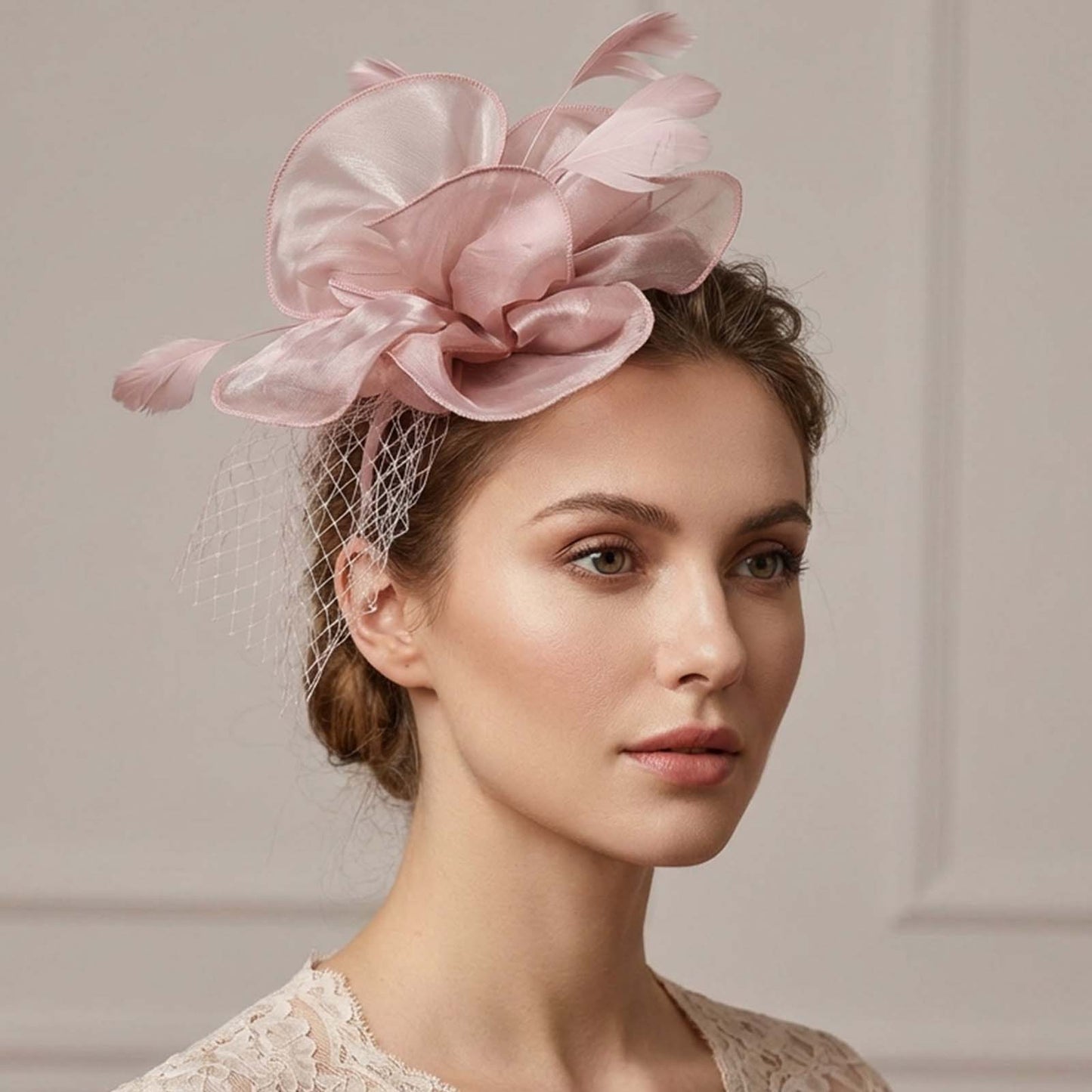 Chapeau Bibi Fleur Sublime à Plumes Délicate et Voile Subtil Rose Gold
