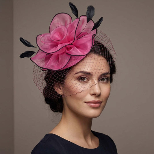 Chapeau Bibi Fleur Sublime à Plumes Délicate et Voile Subtil Fuchsia
