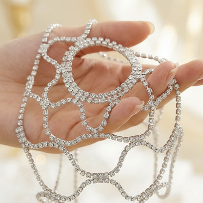 Bijou de Tête Chaîne Argentée Type Rosette Florale en Strass