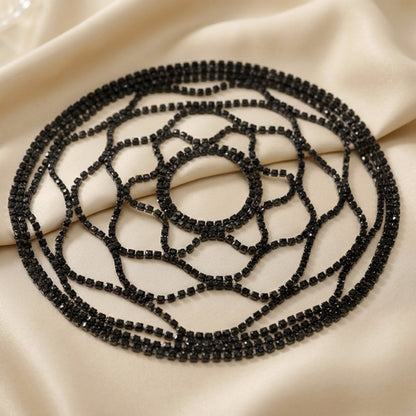 Bijou de Tête Chaîne Noire Type Rosette Florale en Strass