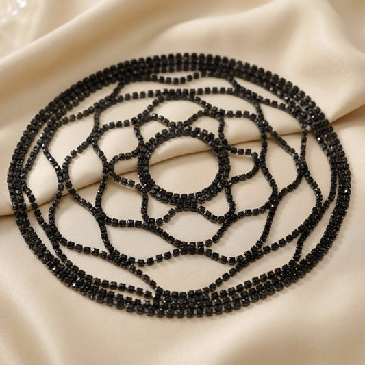 Bijou de Tête Chaîne Noire Type Rosette Florale en Strass