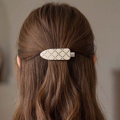 Barrette Plate Rosée de Cristal Motif Matelassé Ivoire