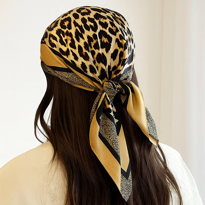 Foulard carré toucher soie Classic Léopard 70x70cm
