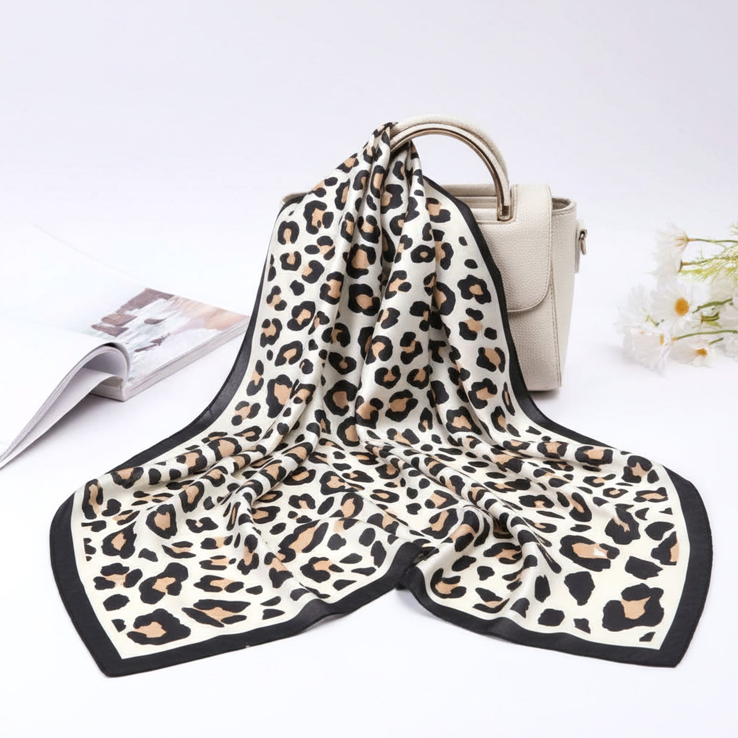 Foulard carré toucher soie Safari Urbain 70x70cm