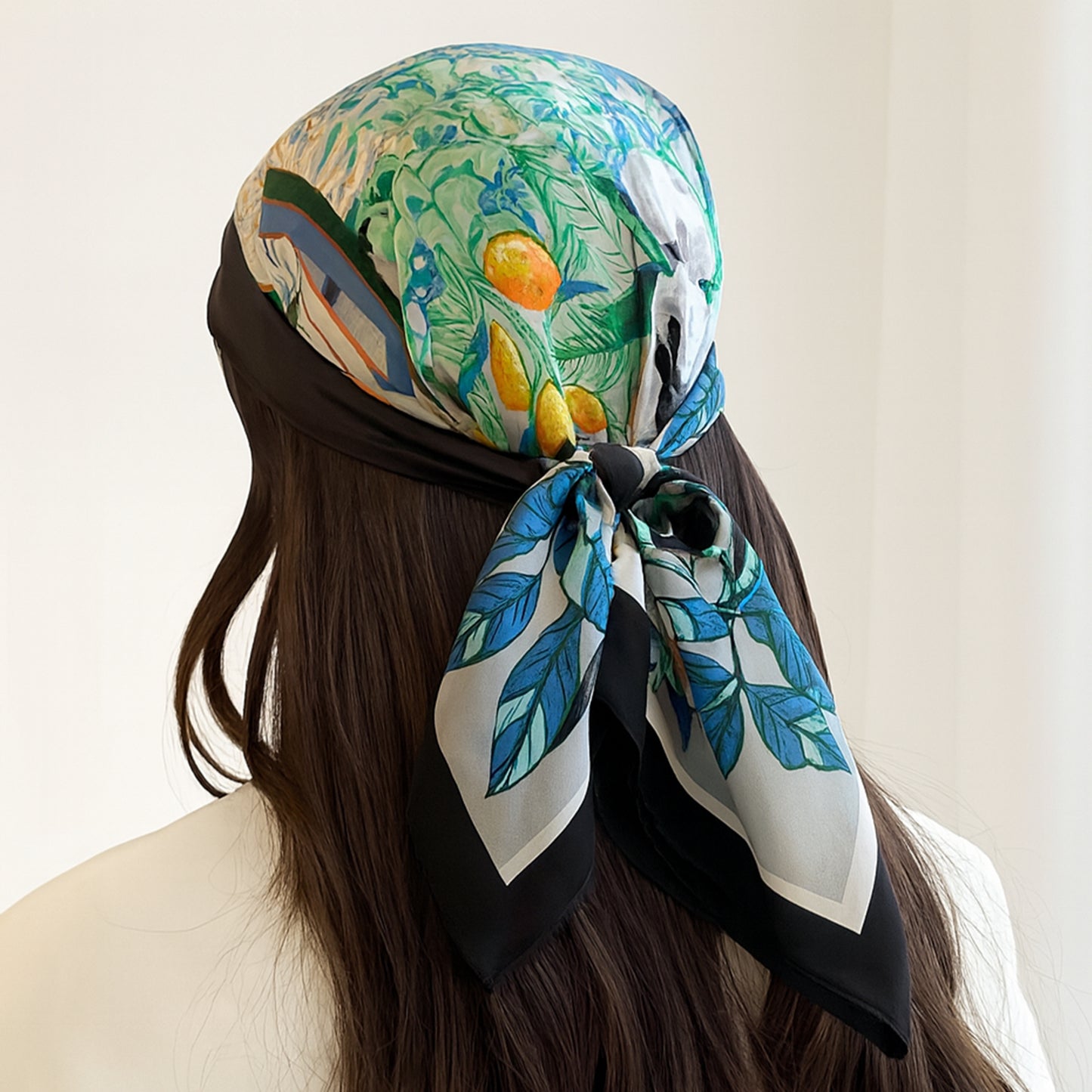 Foulard carré toucher soie Aura Botanica Ébène 70x70cm
