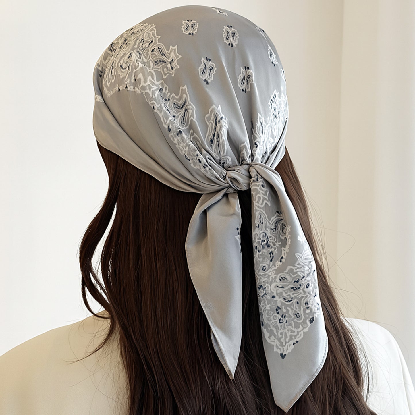 Foulard carré toucher soie Couture Paisley Gris perle 70x70cm
