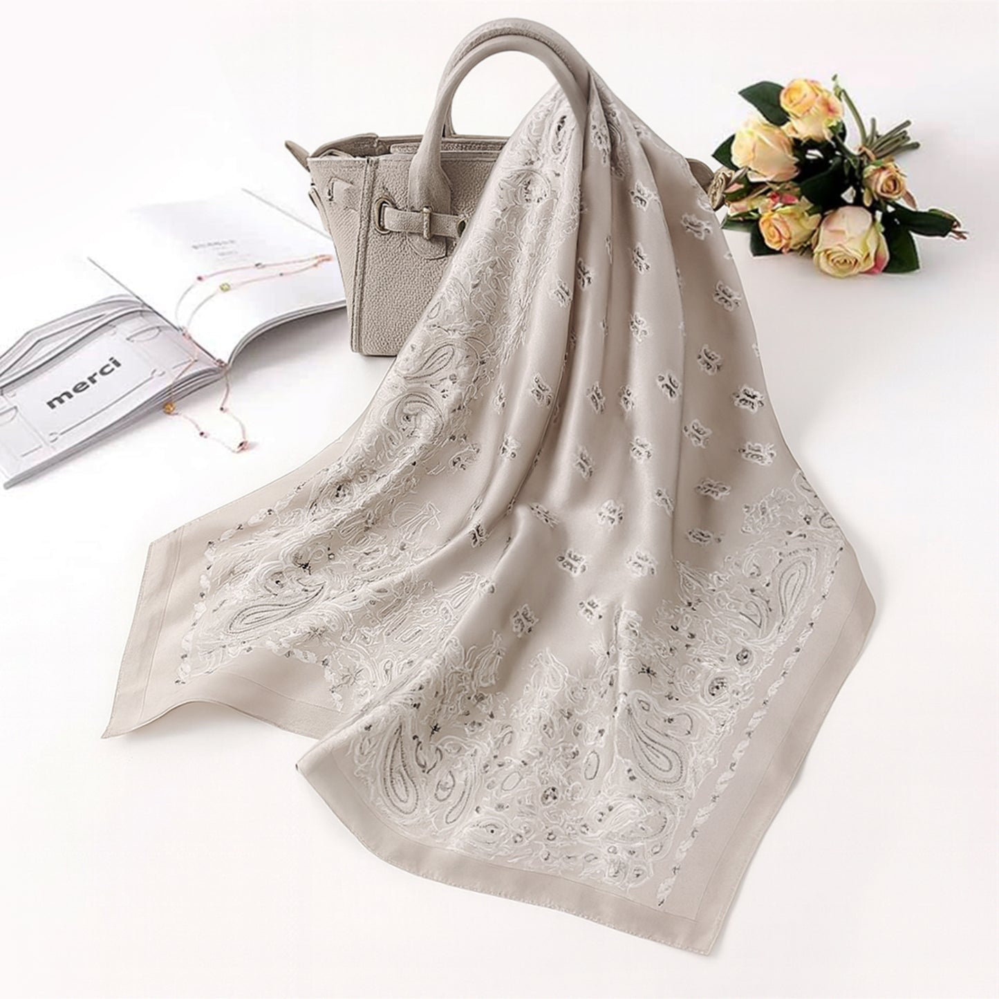 Foulard carré toucher soie Couture Paisley Rose poudré 70x70cm