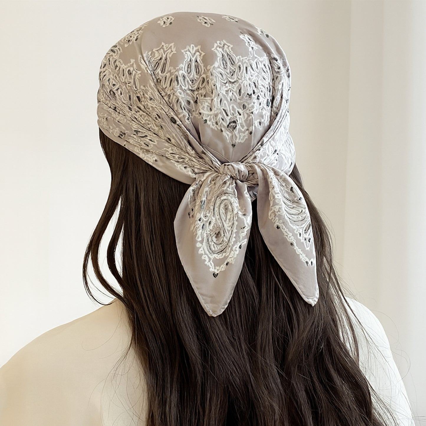 Foulard carré toucher soie Couture Paisley Rose poudré 70x70cm