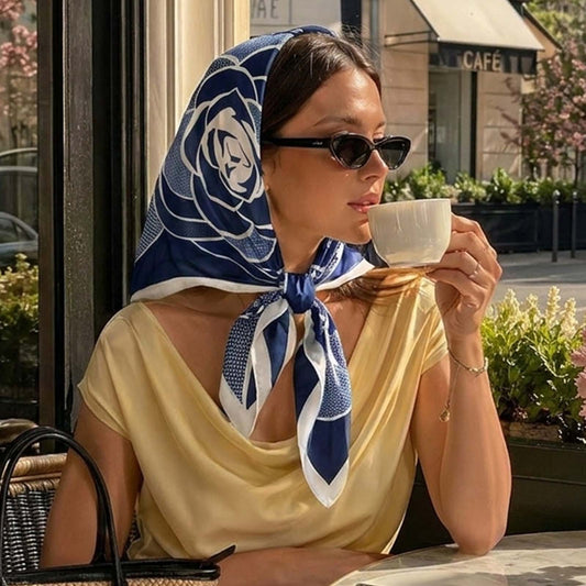 Foulard carré toucher soie Fleur de Nuit 70x70cm