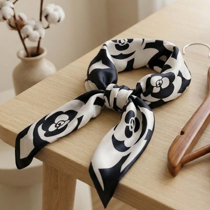 Foulard carré toucher soie Rosace Noir & Ivoire - 70 x 70 cm