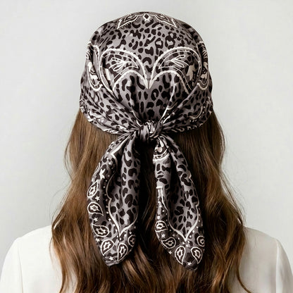 Foulard carré toucher soie Paisley Léopard Monochrome 70 x 70 cm