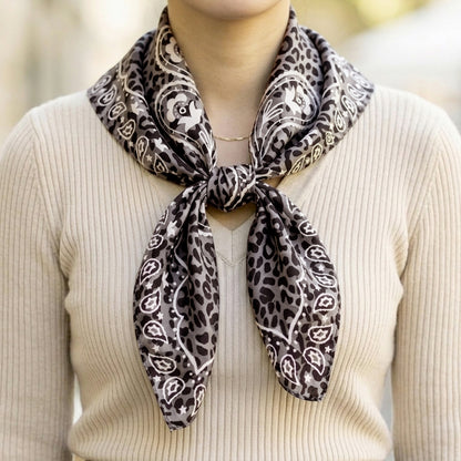 Foulard carré toucher soie Paisley Léopard Monochrome 70 x 70 cm