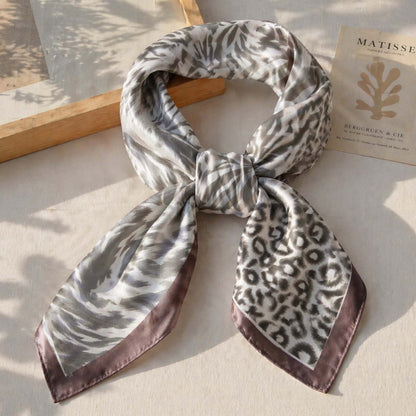 Foulard carré toucher soie Wild Harmony 70x70cm