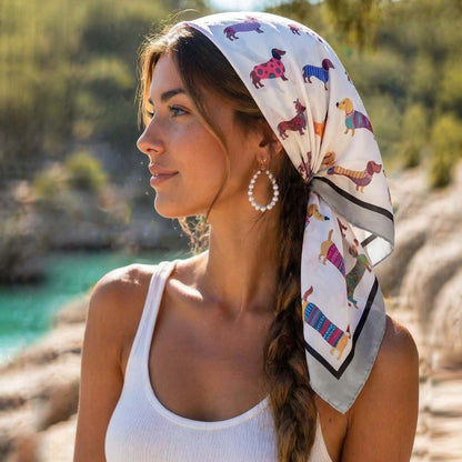 Foulard carré toucher soie Compagnons Élégants 70x70cm