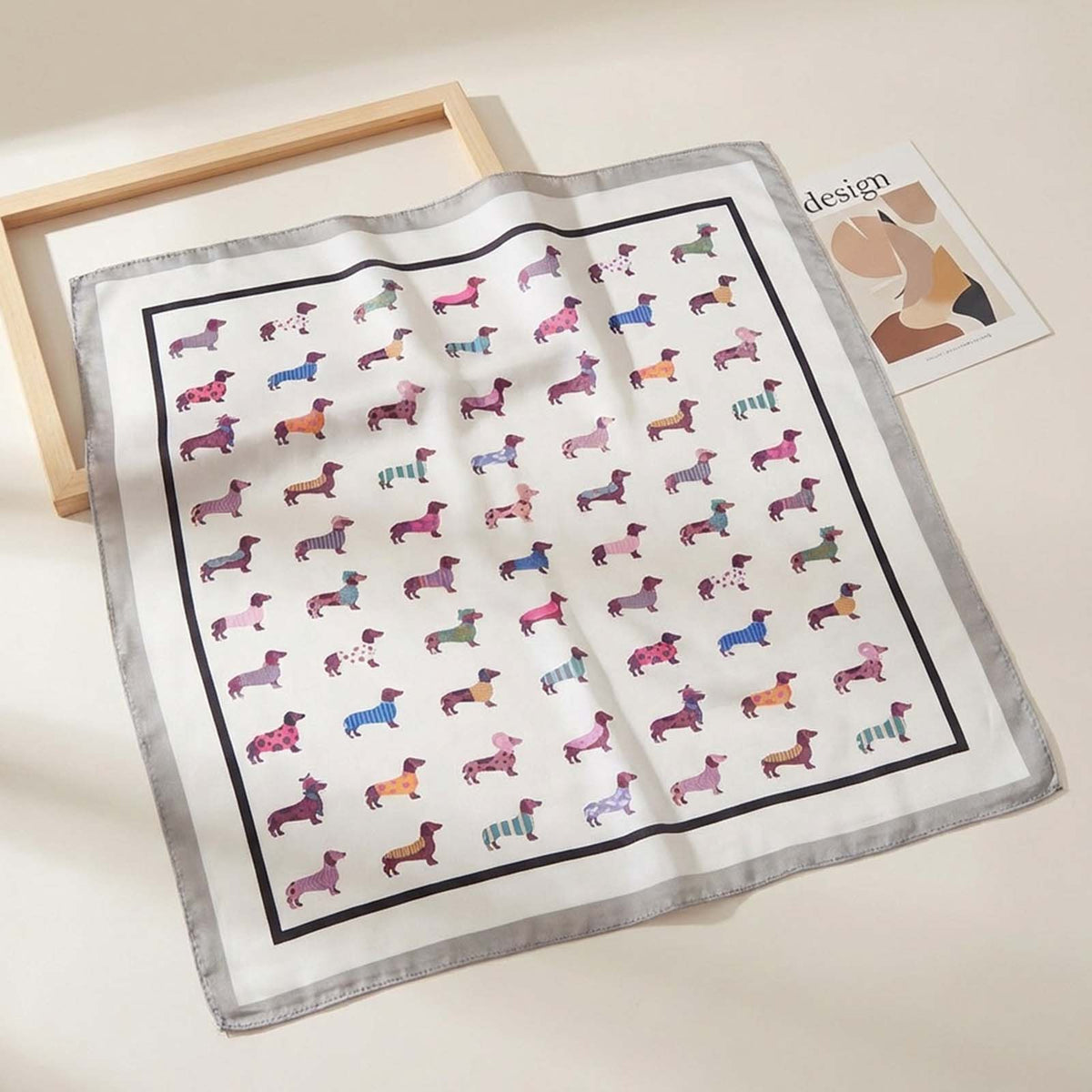 Foulard carré toucher soie Compagnons Élégants 70x70cm