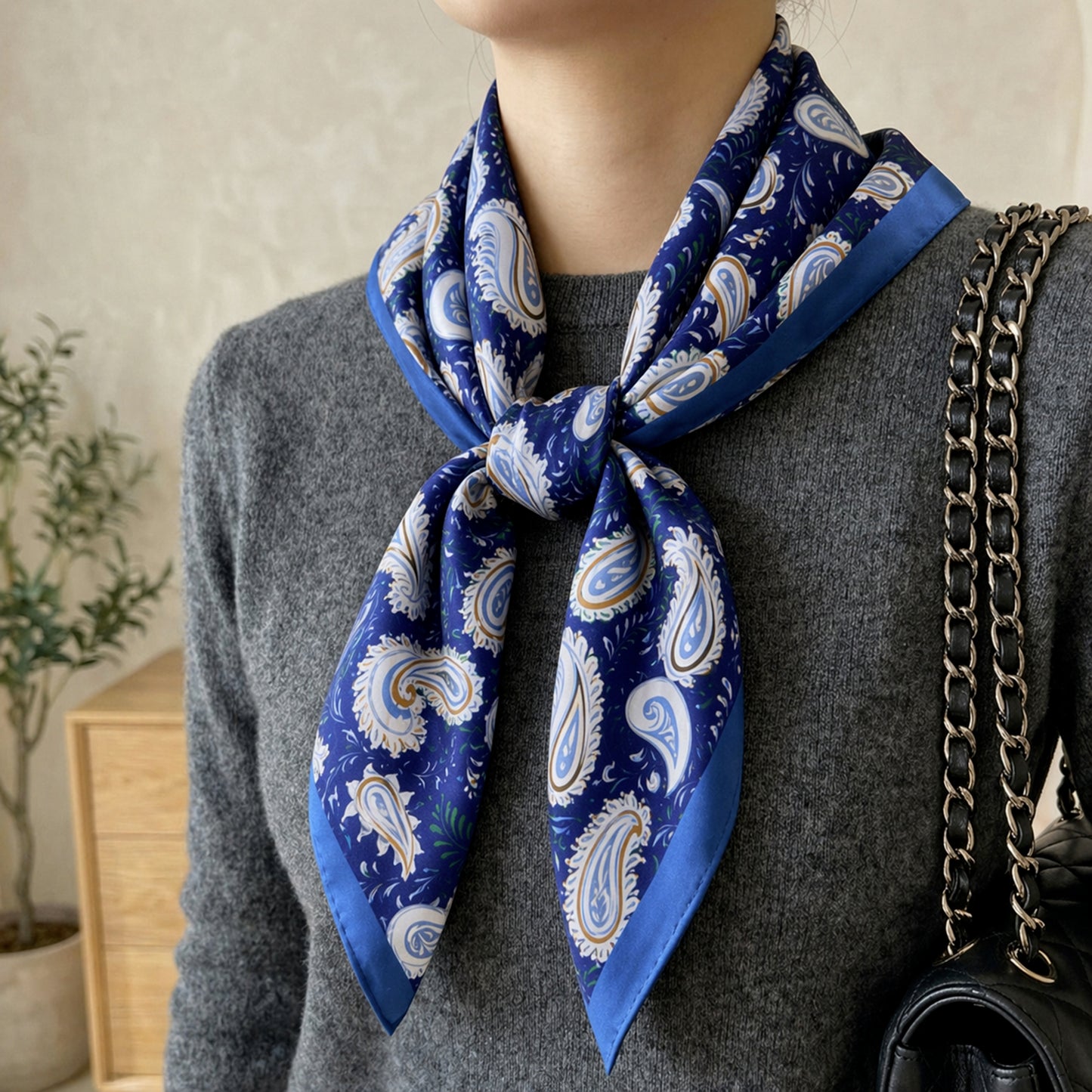 Foulard carré toucher soie Bleu Graphique Cachemire 70x70cm