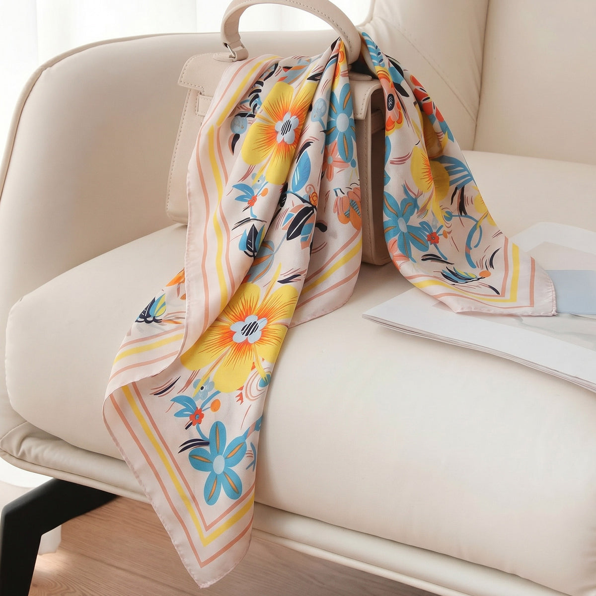 Foulard carré toucher soie Pétales Éclatants 70x70cm