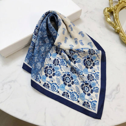Foulard carré toucher soie Indigo Graphique 70x70cm
