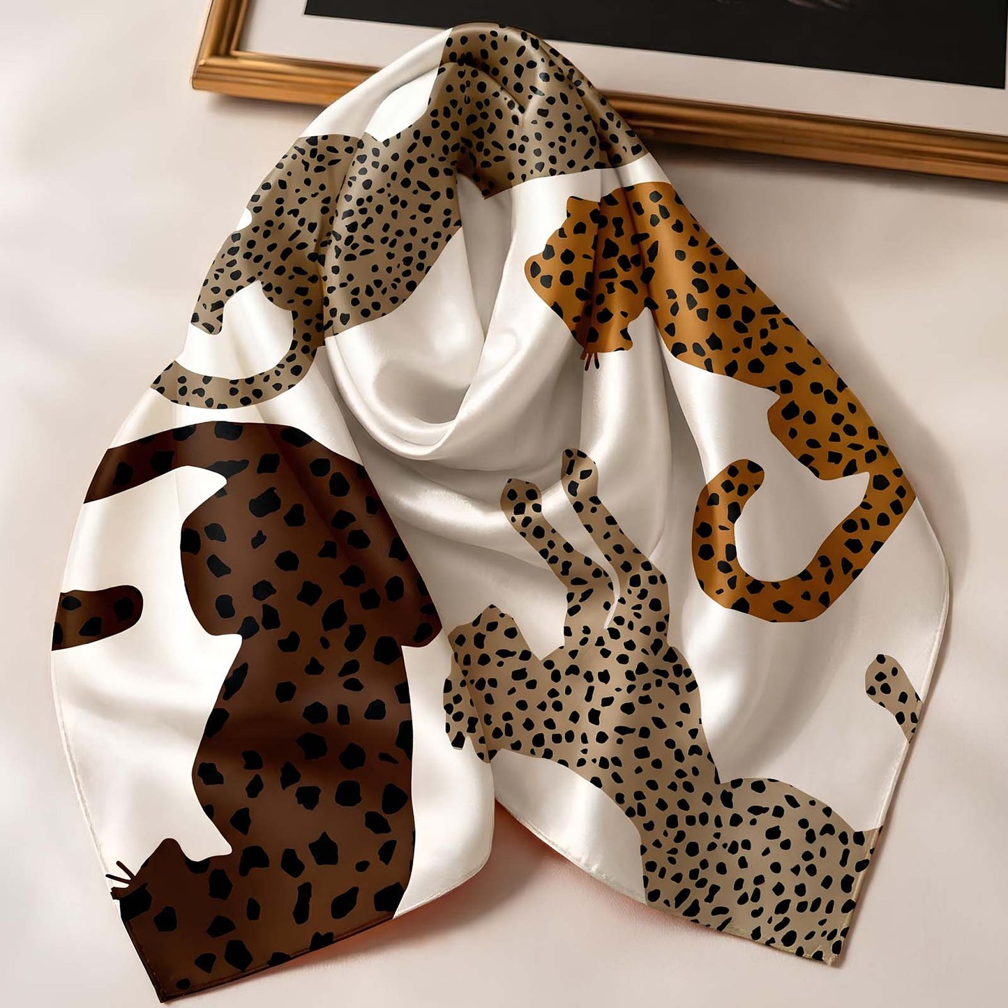 Foulard carré toucher soie Féline Motion 70x70cm