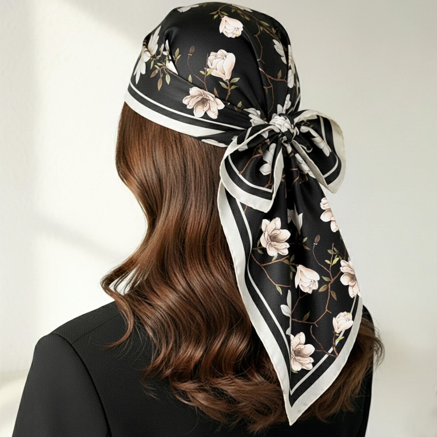 Foulard carré floral effet soie Magnolia Nocturne - 90 x 90 cm