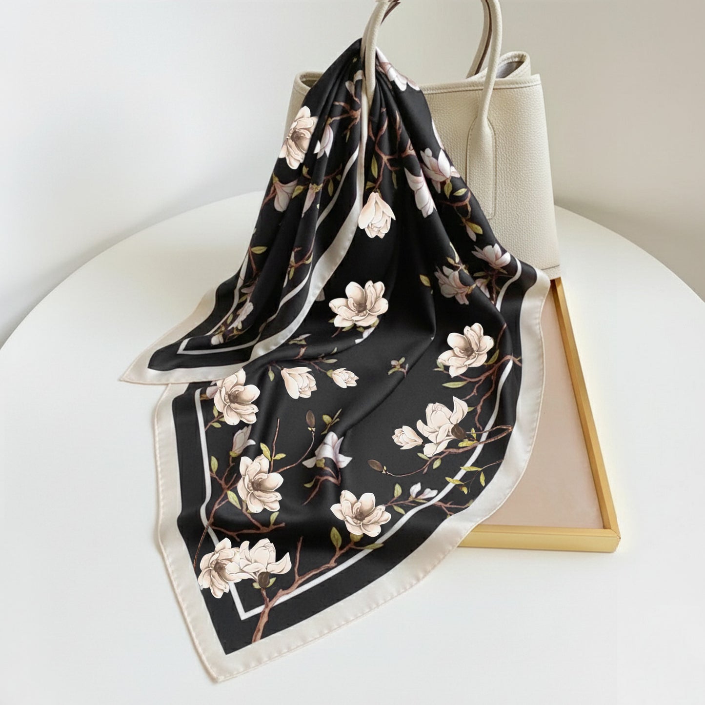 Foulard carré floral effet soie Magnolia Nocturne - 90 x 90 cm