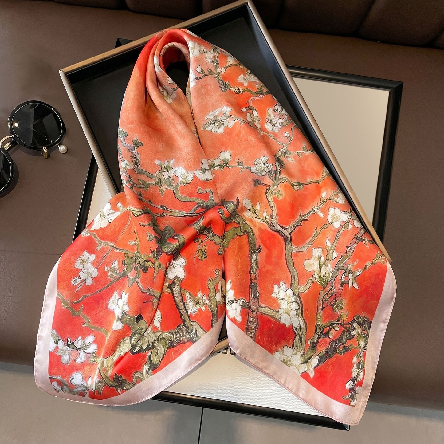 Foulard carré toucher soie Fleur d'Amandier 70x70cm