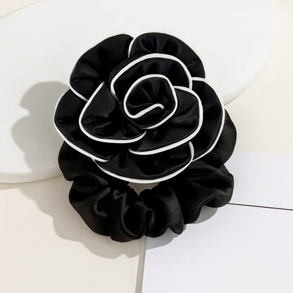 Chouchou Camélia en Satin Black And White Bloom