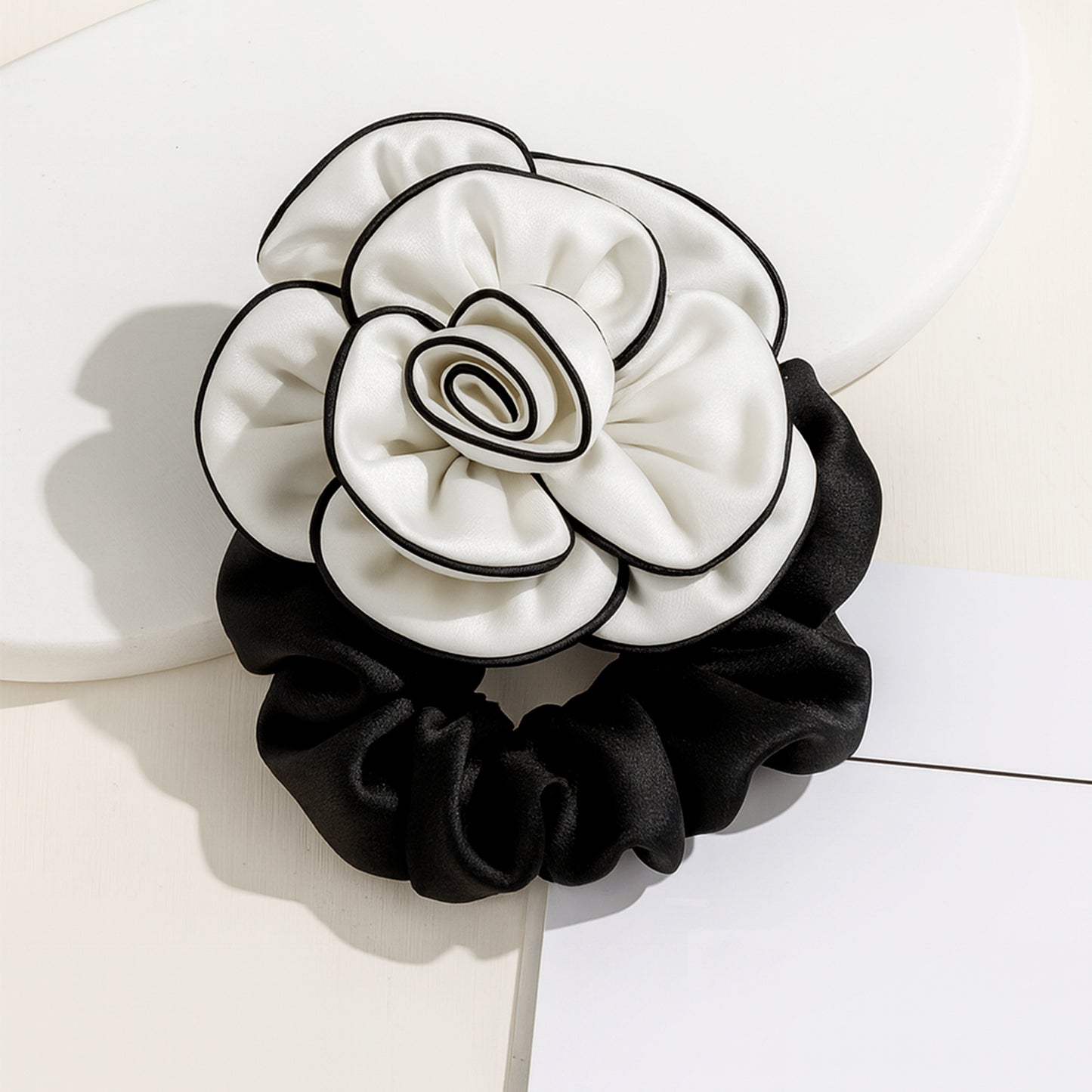 Chouchou Camélia en Satin White Bloom