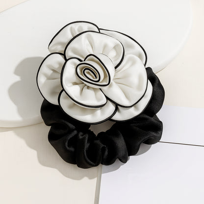 Chouchou Camélia en Satin White Bloom