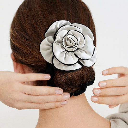 Chouchou Camélia en Satin White Bloom