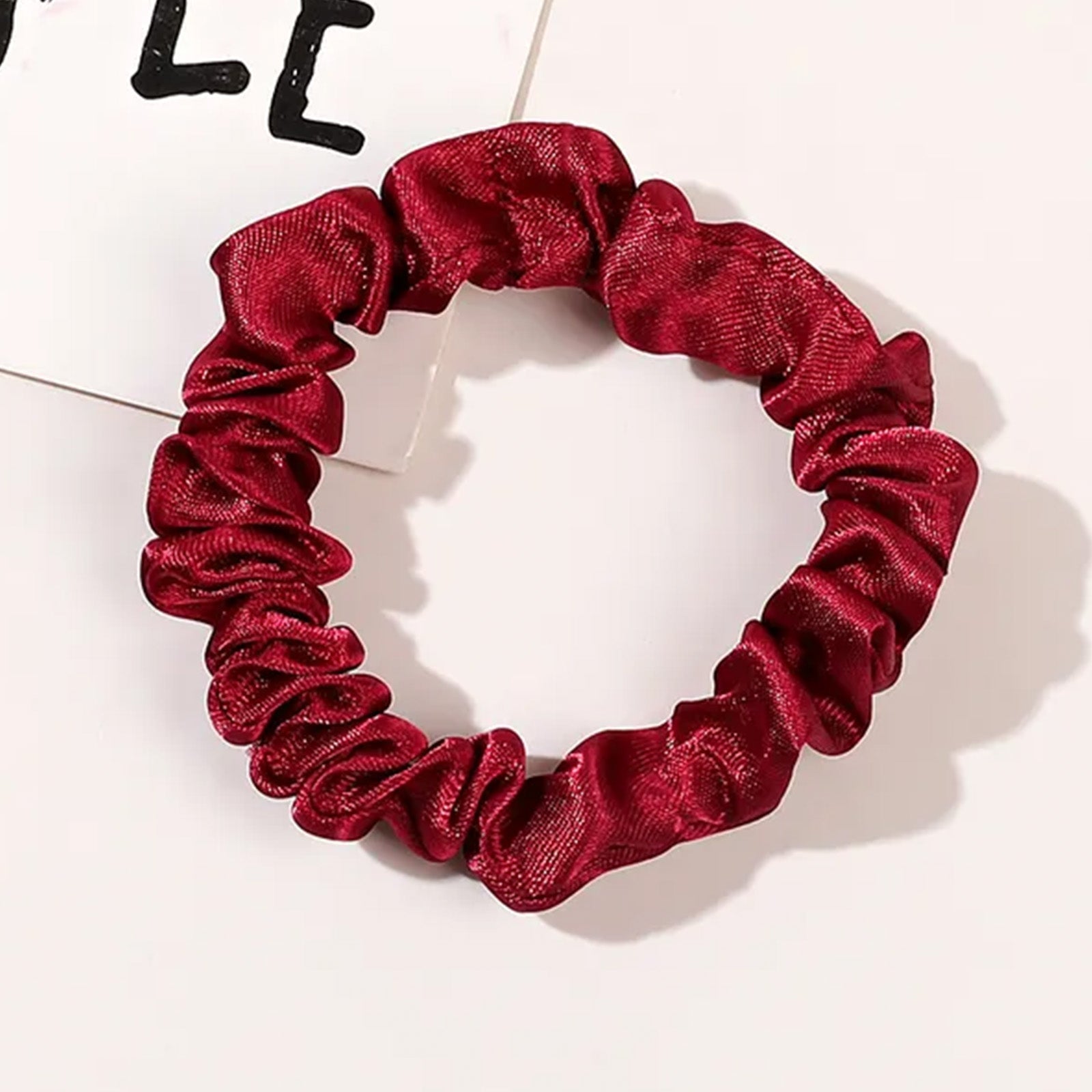 Chouchou Classique pour Cheveux en Satin Plissé Minimaliste Rouge Rubis
