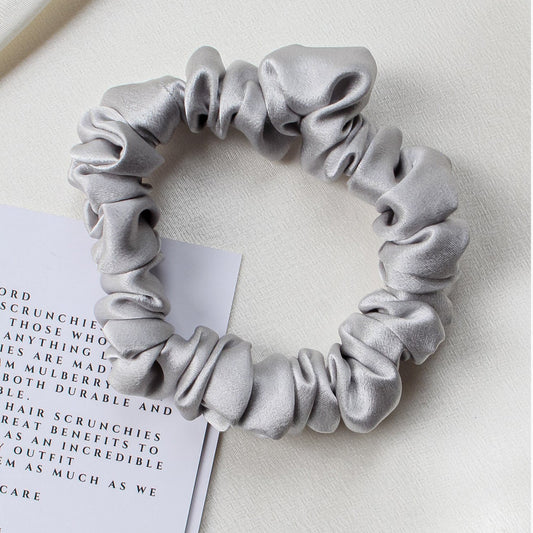 Chouchou Classique pour Cheveux en Satin Plissé Minimaliste Gris Argenté