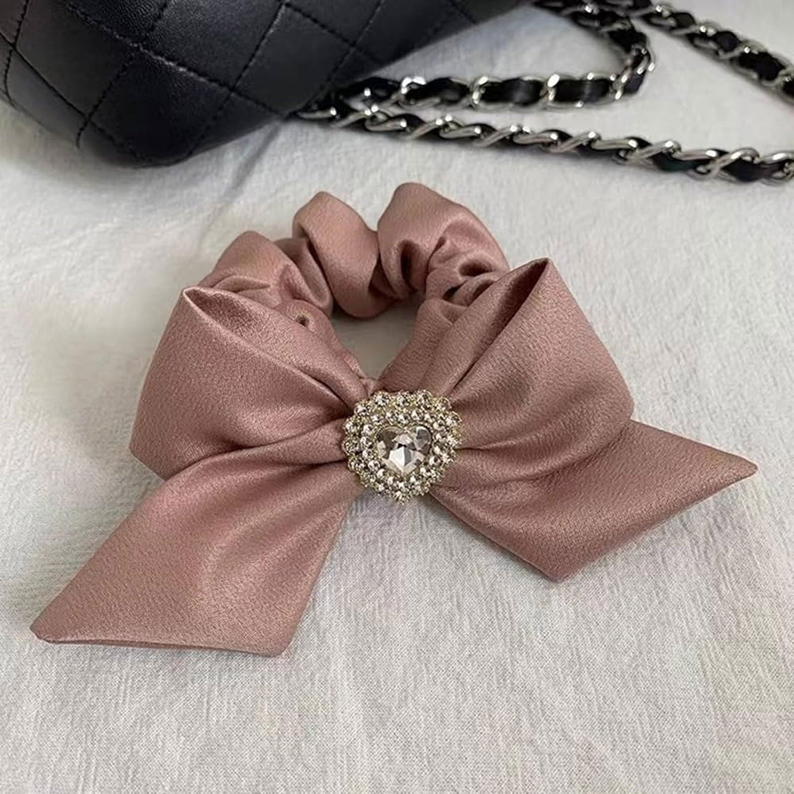 Chouchou en Satin Papillon avec Strass Rose - Collection Harper