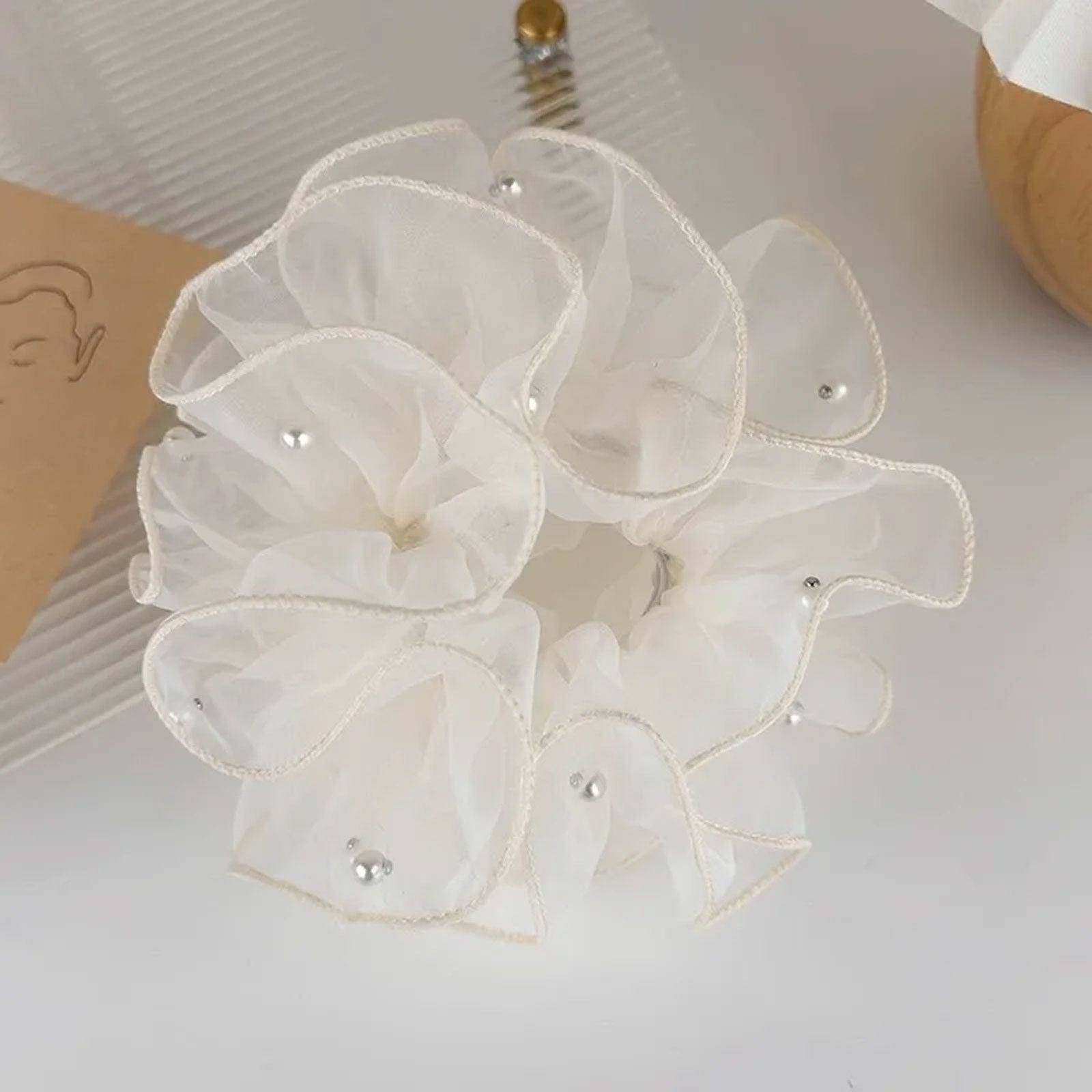 Chouchou en Tissu Léger Blanc avec Perles - Collection Gisèle
