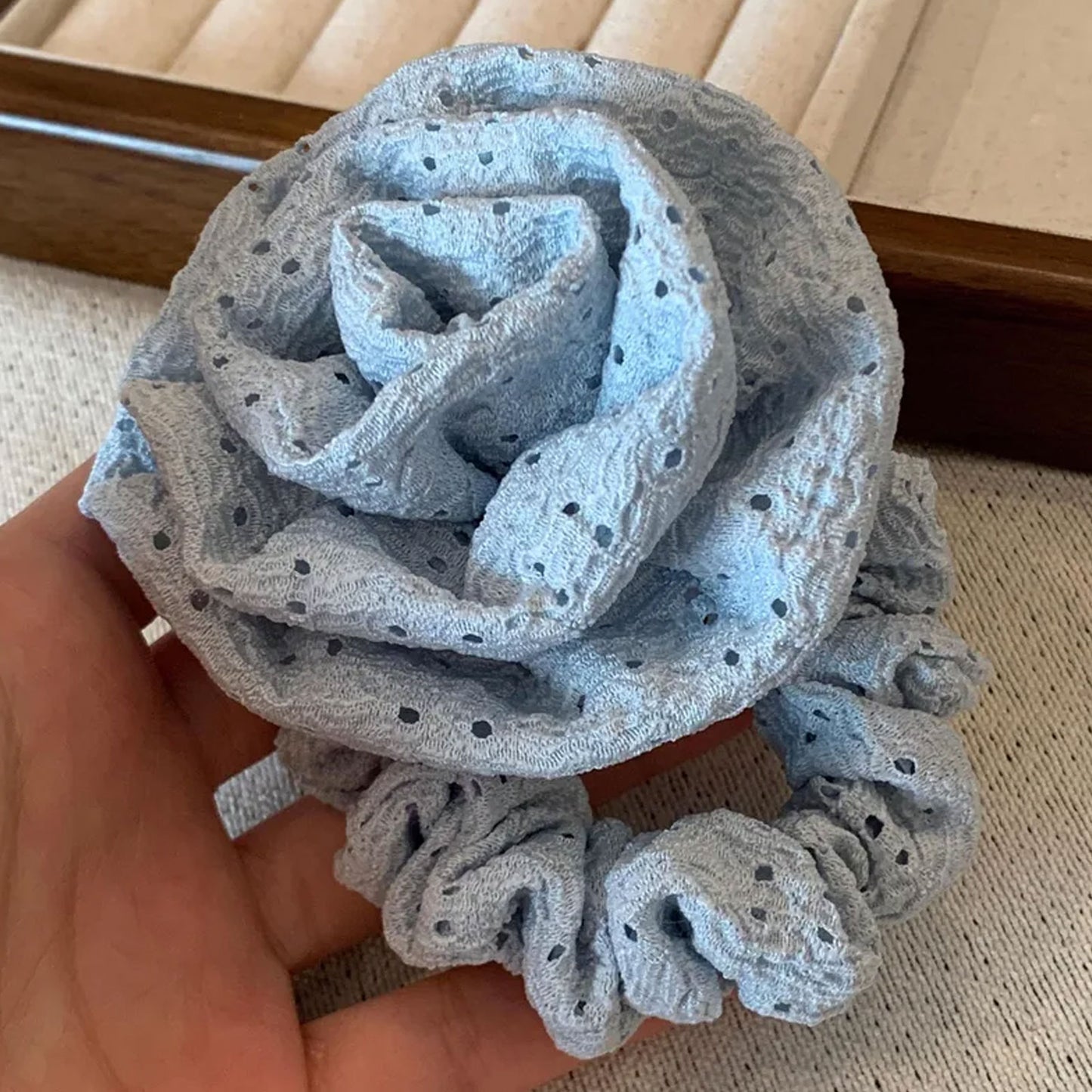 Chouchou en Tulle Brodé Ajouré Bleu