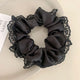 Chouchou avec Dentelle Darcy en Satin Noir
