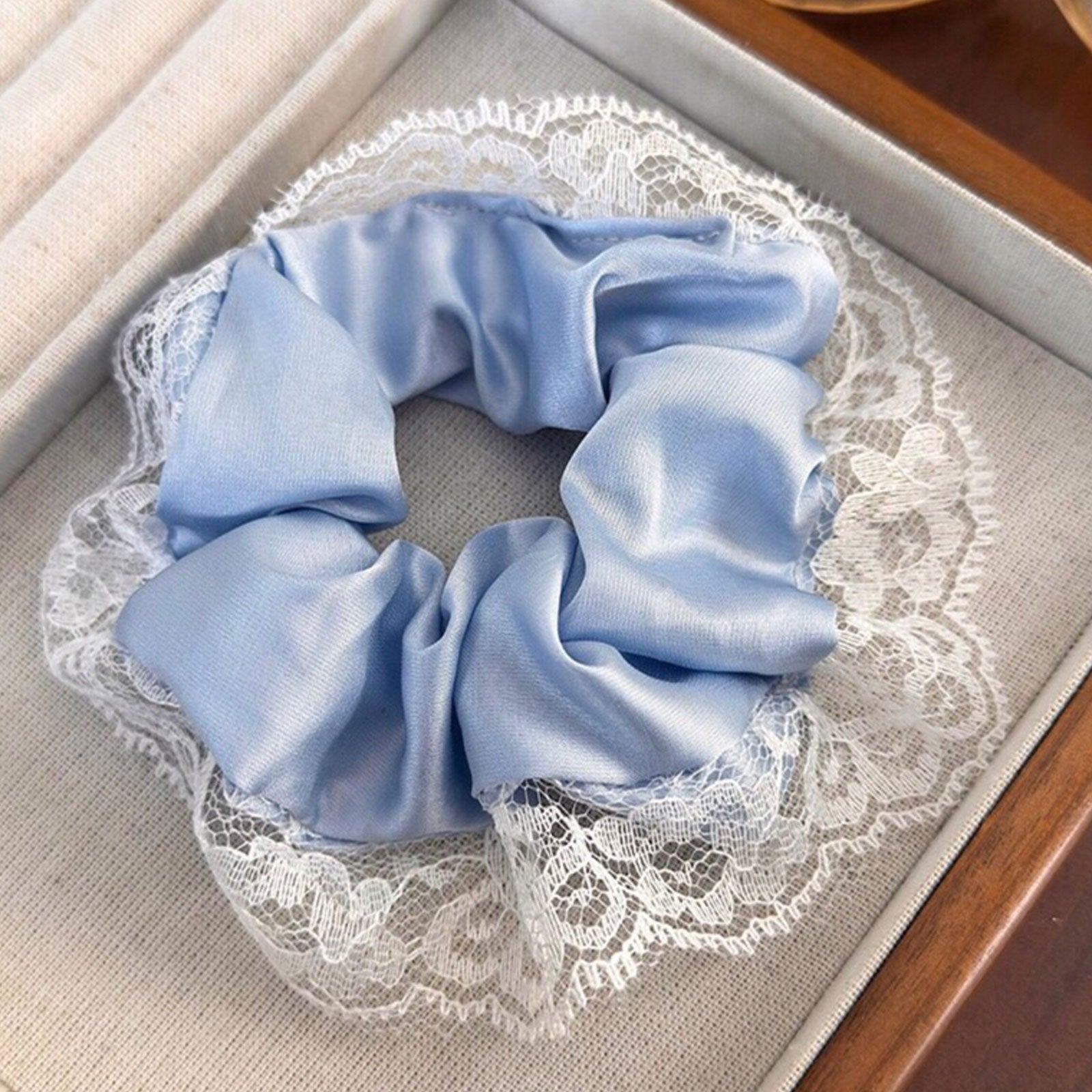 Chouchou en Satin avec Dentelle - Collection Hazel