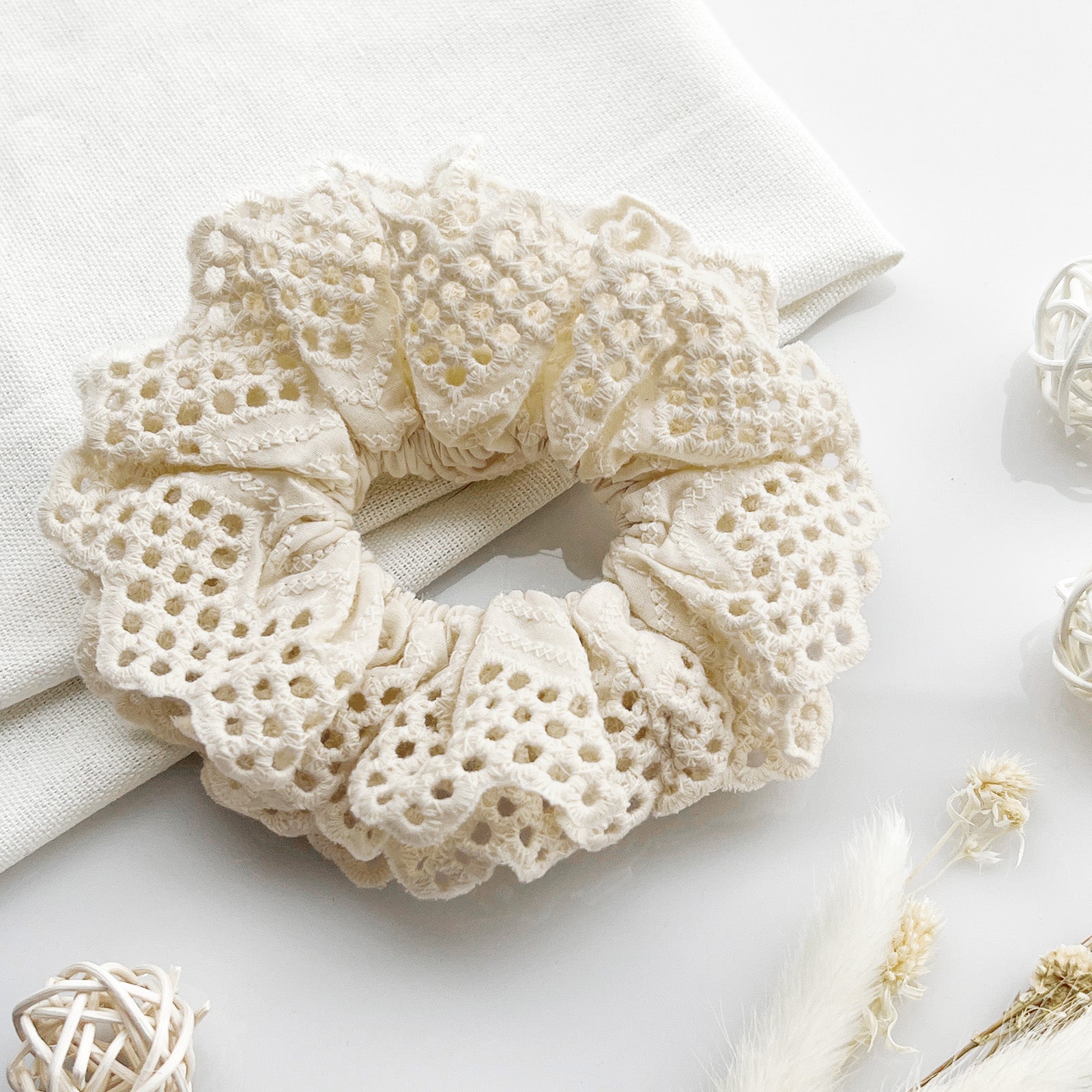 Chouchou en Dentelle Brodée - Collection Rosemarie