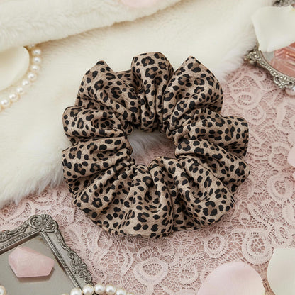 Chouchou XXL Imprimé Léopard Élyna en Tissu Doux Brun